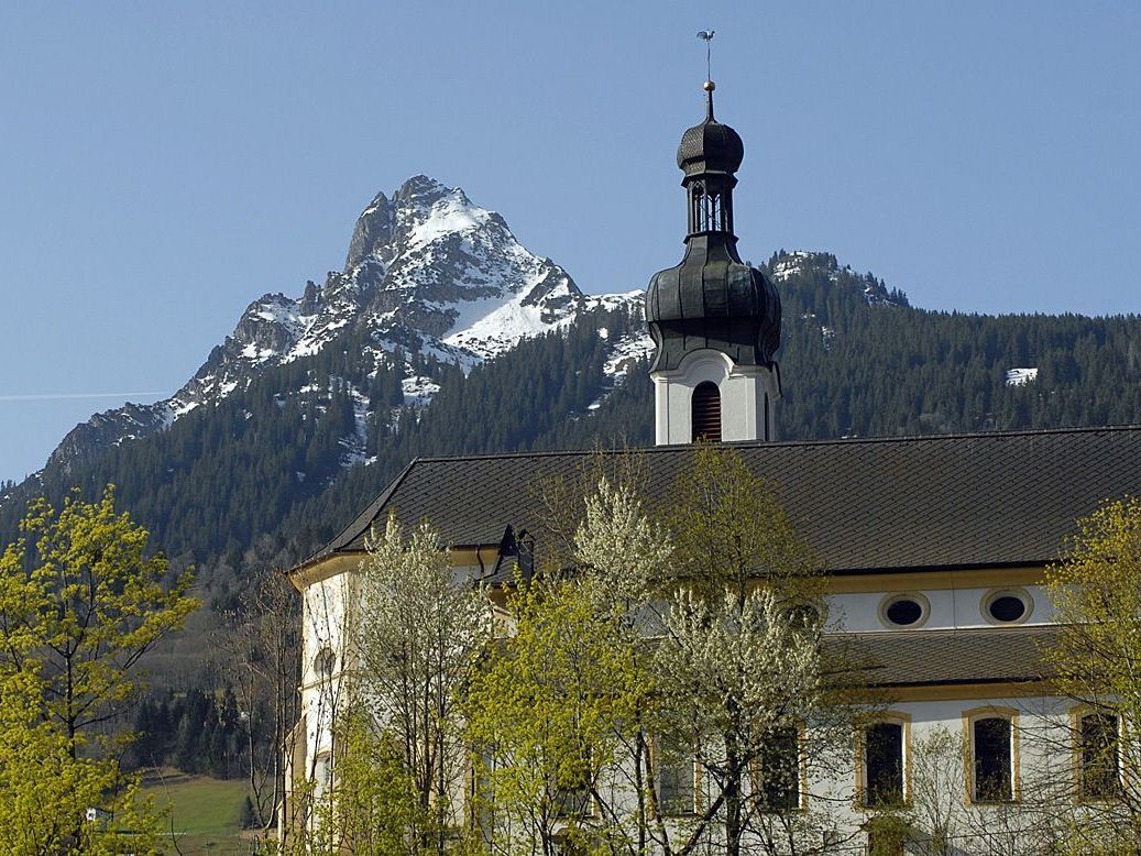 Pfarr- und Wallfahrtskirche "zu Unserer Lieben Frau Mariae Geburt" in Tschagguns (Foto: 11. 4. 2011) Pfarr- und Wallfahrtskirche "zu Unserer Lieben Frau Mariae Geburt" in Tschagguns (Foto: 11. 4. 2011)