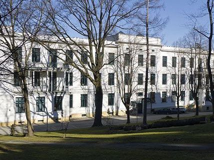 Auf dem Areal der Semmelweis-Klinik soll eine Musikschule entstehen - in der Bezirksvorstehung weiß man davon noch nichts. Auf dem Areal der Semmelweis-Klinik soll eine Musikschule entstehen - in der Bezirksvorstehung weiß man davon noch nichts.