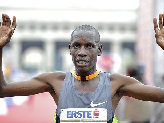 Henry Sugut gewinnt in der neuen Streckenrekordzeit von 2:06:58 den 29. Vienna City Marathon