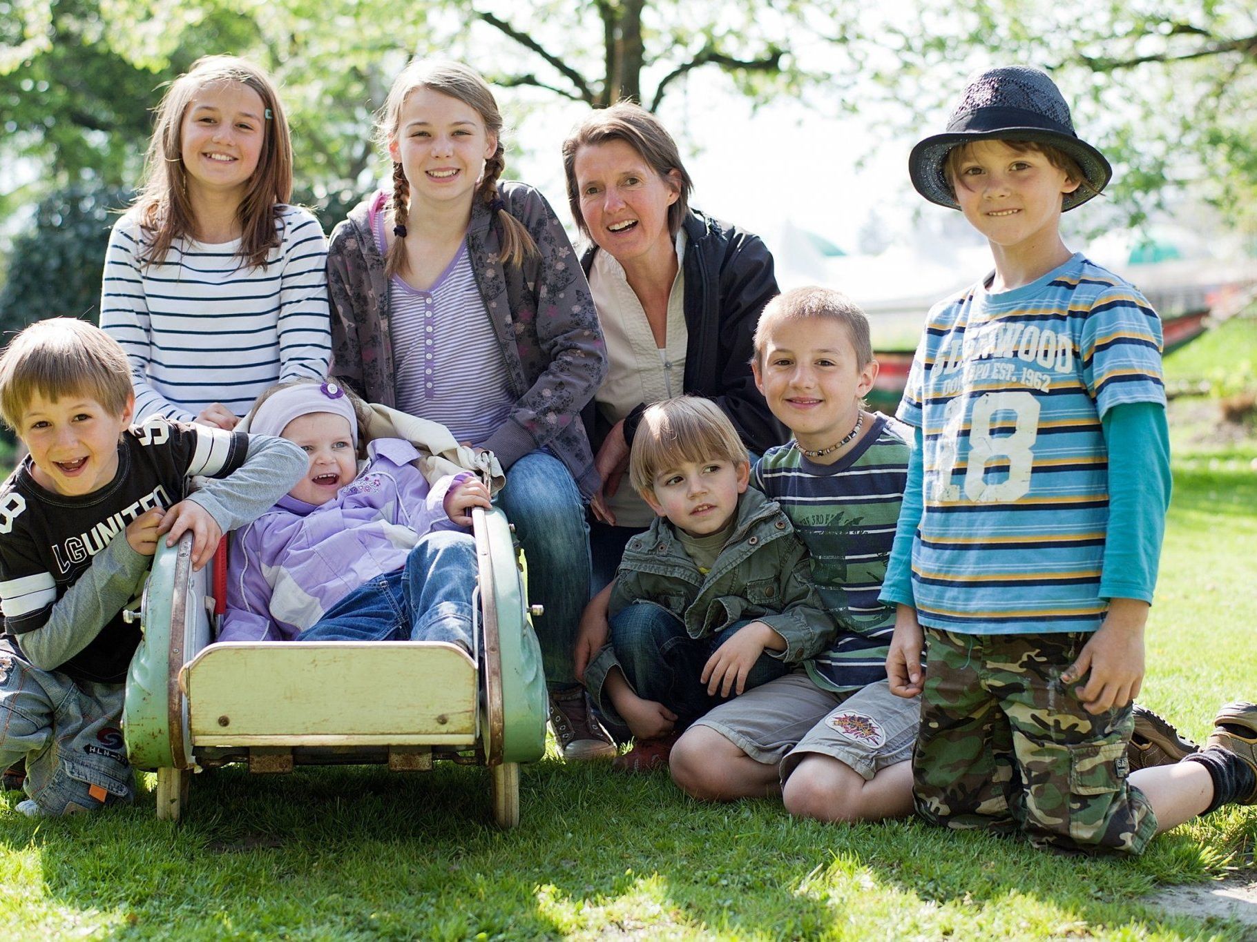 Im familiären Umfeld der Tagesmutter fühlen sich die Kinder wohl Im familiären Umfeld der Tagesmutter fühlen sich die Kinder wohl