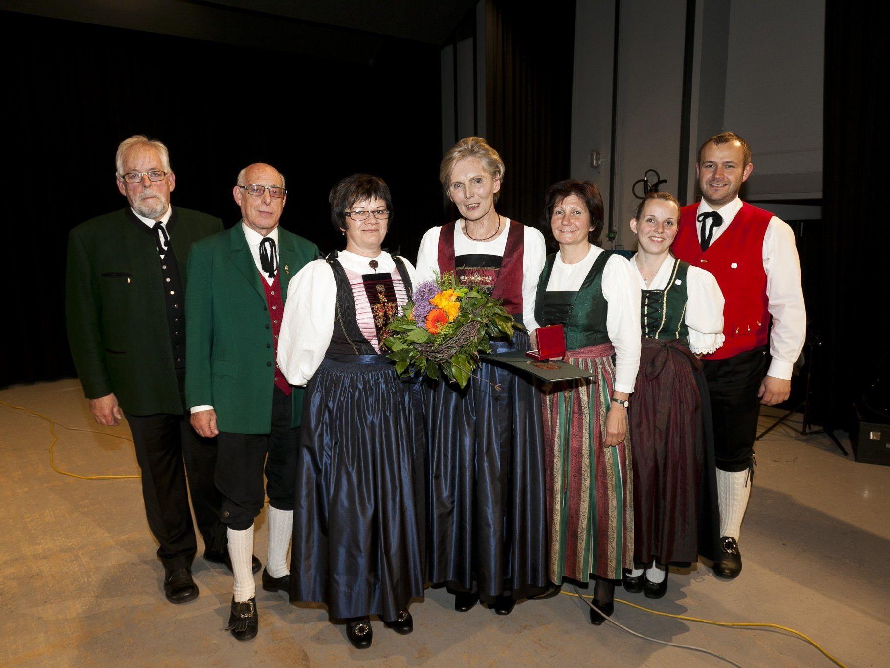 Landestrachtenreferentin Martina Mätzler erhielt die Goldene Ehrenmedaille, der Vorstand gratulierte.
