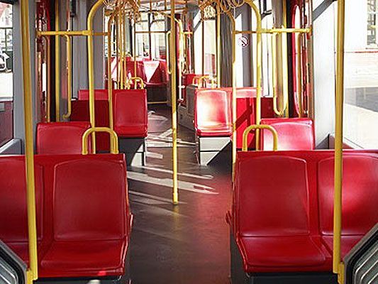 Damit in und rund um U-Bahn und Co. alles glänzt und blitzt, heißt es bei Wiener Linien: Frühjahrsputz Damit in und rund um U-Bahn und Co. alles glänzt und blitzt, heißt es bei Wiener Linien: Frühjahrsputz