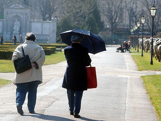 Ob für Sonne oder doch eher Regen: Beim derzeitigen Aprilwetter raten wir zum Schirm Ob für Sonne oder doch eher Regen: Beim derzeitigen Aprilwetter raten wir zum Schirm