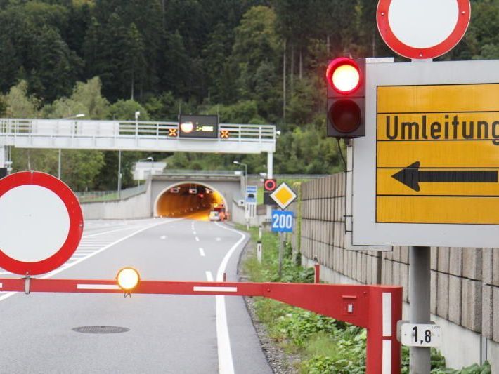 Zeitlich befristete Sperren der Tunnelröhre erforderlich Zeitlich befristete Sperren der Tunnelröhre erforderlich
