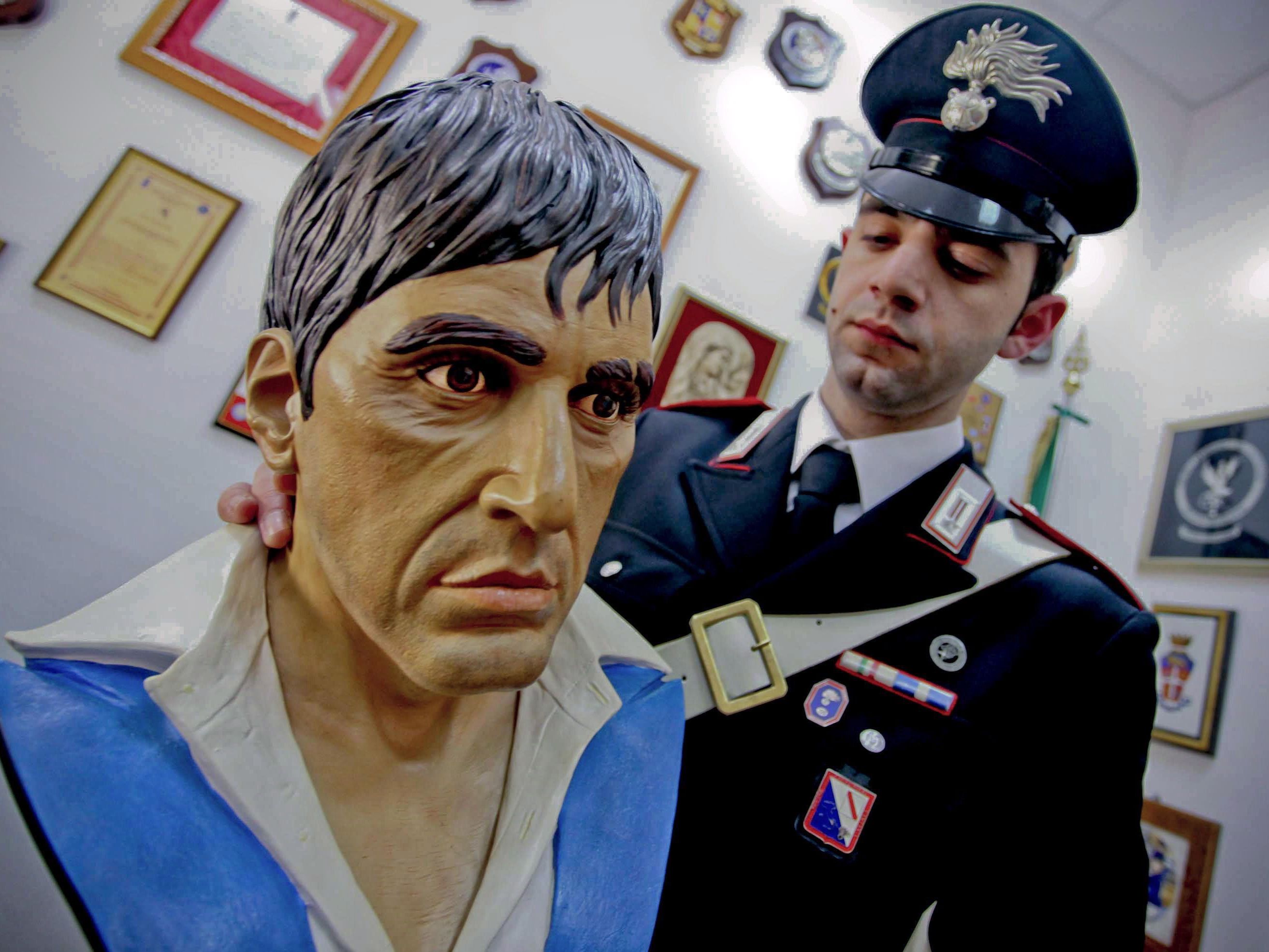 Bei einer Razzia konnten die Polizisten auch eine Statue von Al Pacino als Tony Montana aus Scarface beschlagnahmen. Bei einer Razzia konnten die Polizisten auch eine Statue von Al Pacino als Tony Montana aus Scarface beschlagnahmen.