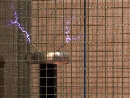 Der Tesla-Transformator im Technischen Museum Wien produziert "singende Blitze."