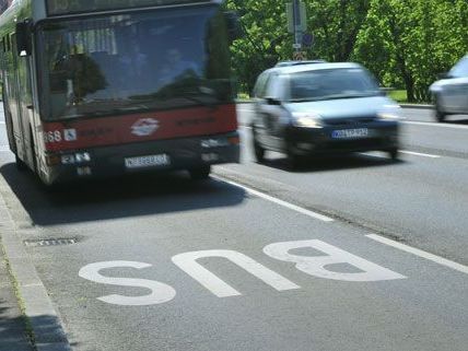 Eine 56-jährige Fußgängerin wurde am Dienstagabend von einem Bus erfasst und schwer verletzt. Eine 56-jährige Fußgängerin wurde am Dienstagabend von einem Bus erfasst und schwer verletzt.