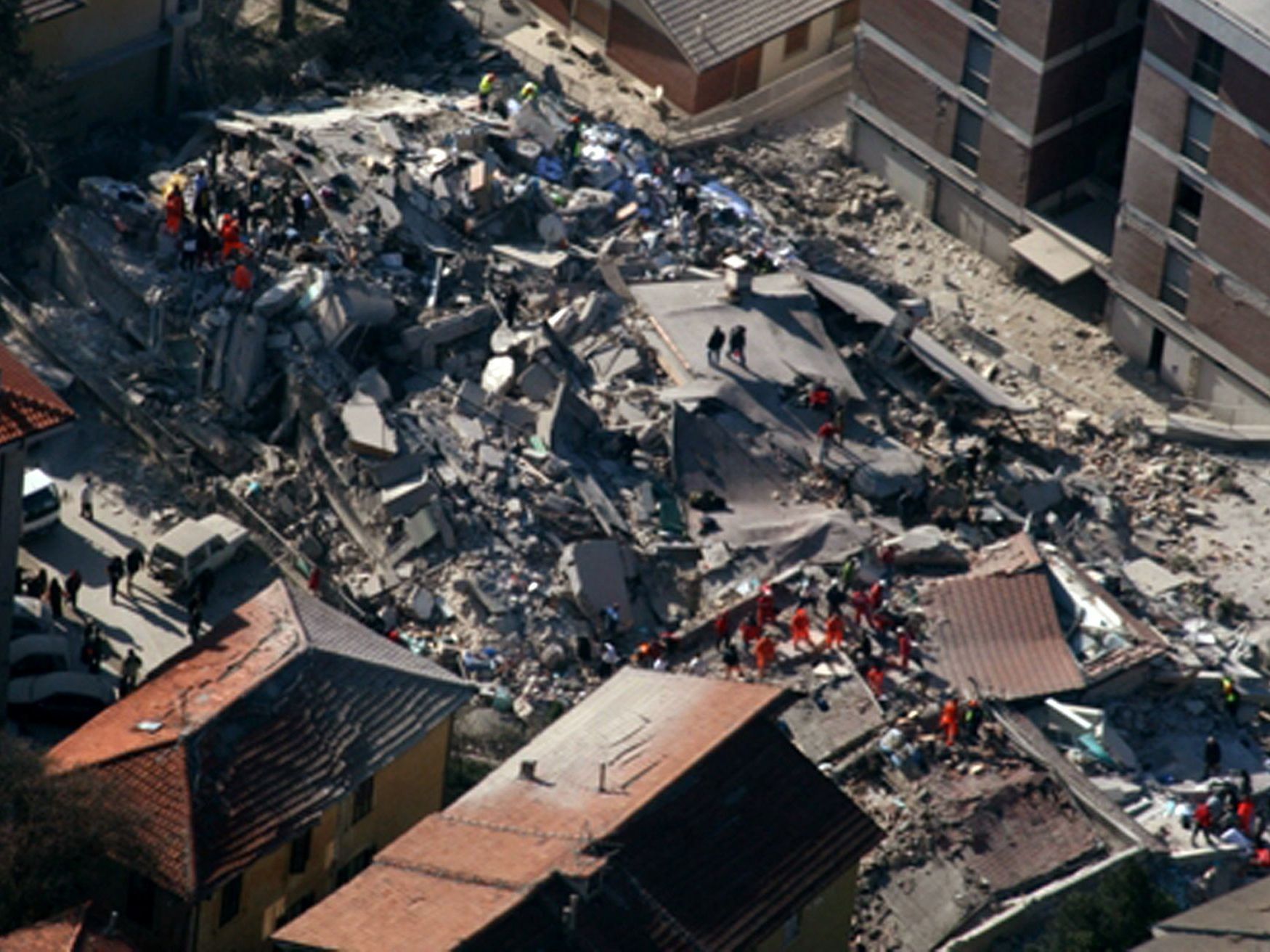 36 Monate sind seit jener Schreckensnacht am 6. April 2009 vergangen, als die Erde in L'Aquila um exakt 3.32 Uhr scheinbar endlose 38 Sekunden lang bebte 36 Monate sind seit jener Schreckensnacht am 6. April 2009 vergangen, als die Erde in L'Aquila um exakt 3.32 Uhr scheinbar endlose 38 Sekunden lang bebte