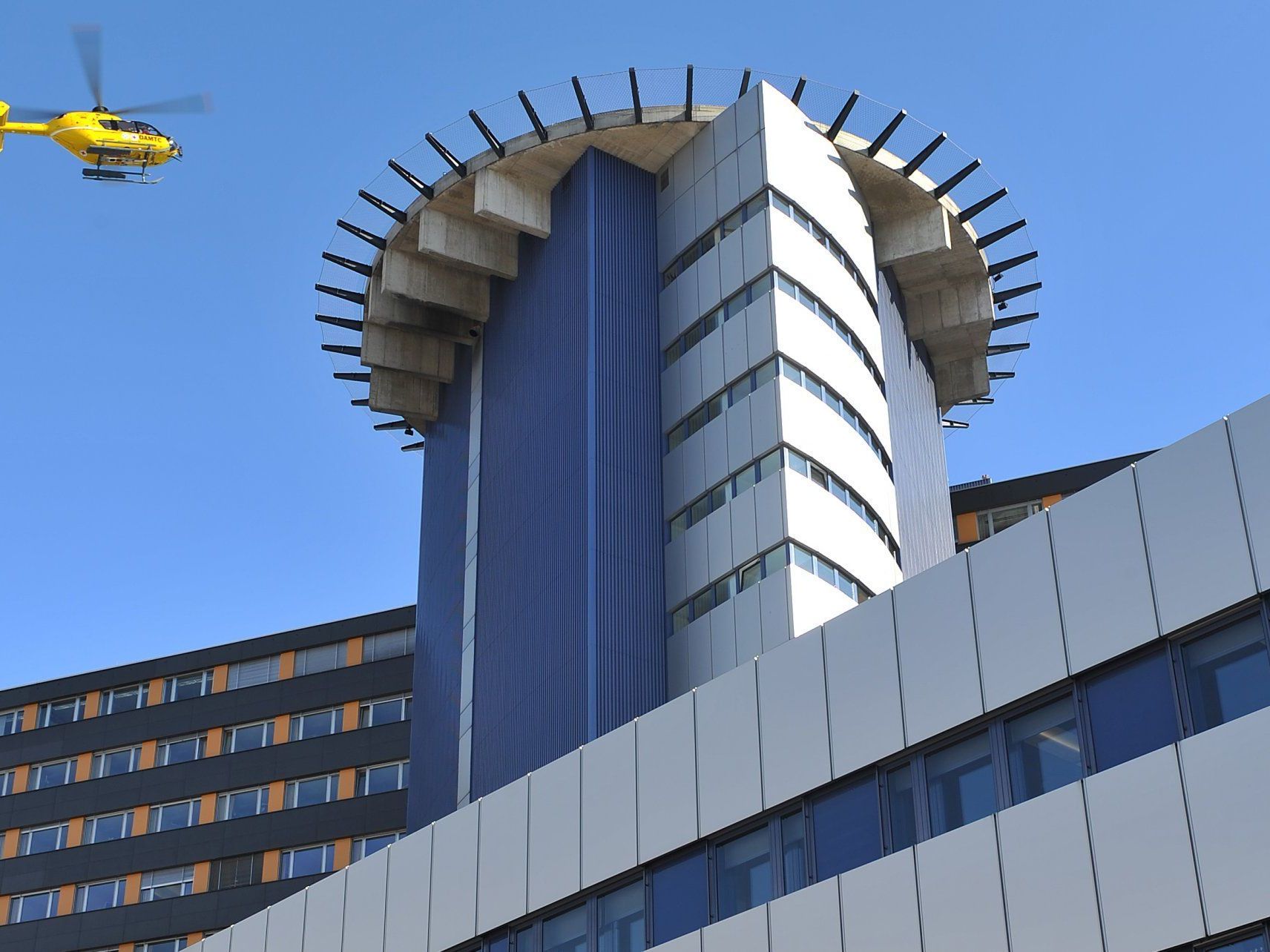 Das Urlauberkind wurde mit einem Notarzthubschrauber in die Innsbrucker Klinik geflogen. Das Urlauberkind wurde mit einem Notarzthubschrauber in die Innsbrucker Klinik geflogen.