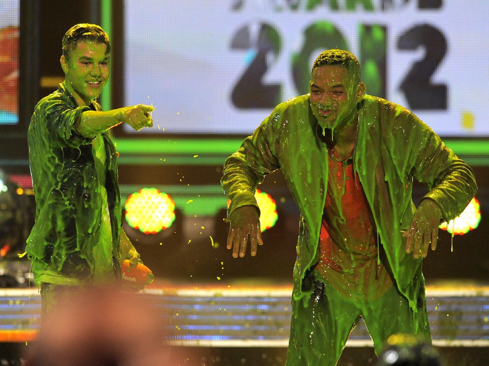 Justin Bieber und Will Smith bekamen ordentlich grünen Schleim ab.