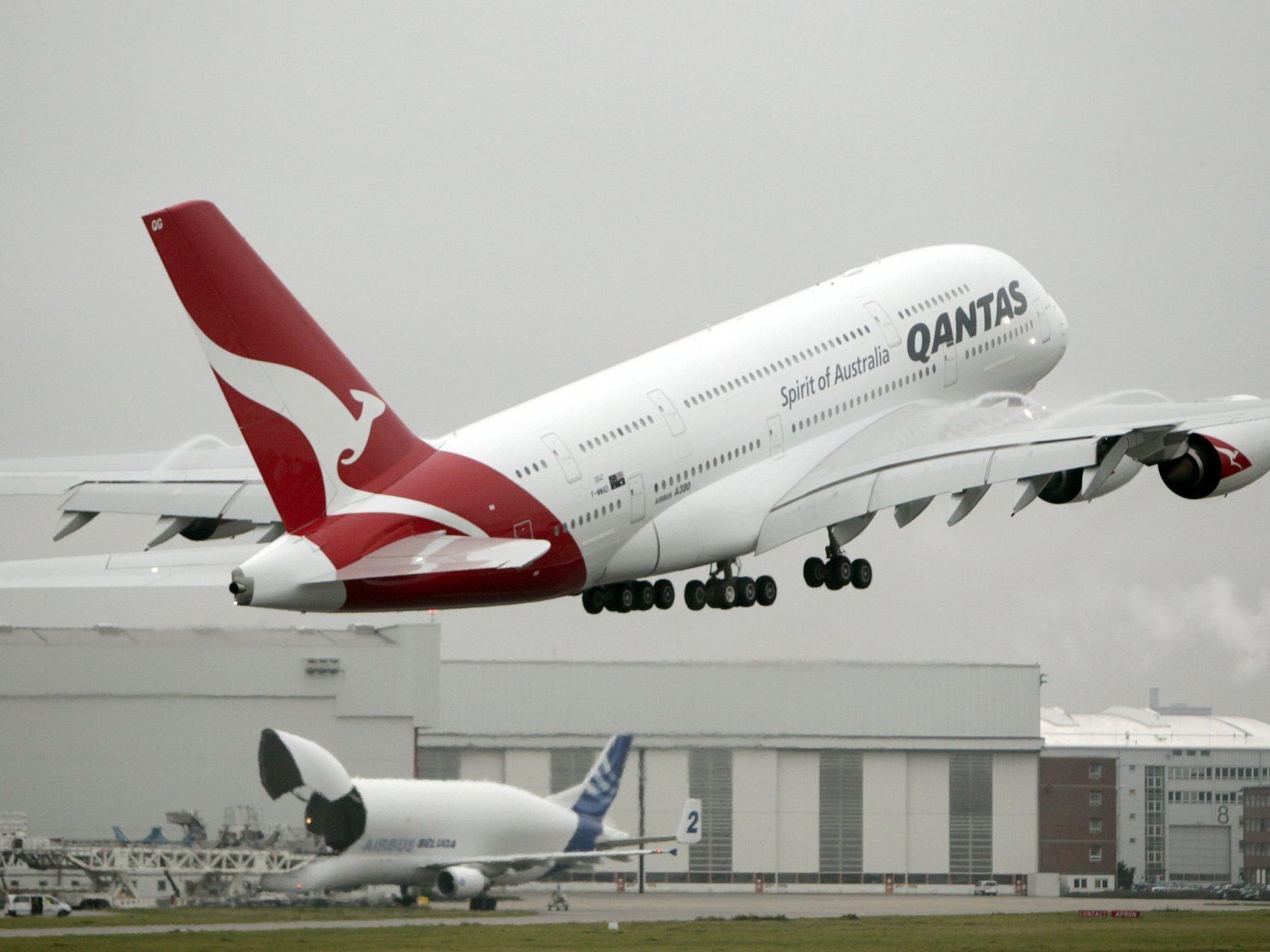 Die 42-jährige Australierin Victoria Cleven erwischte auf einem Flug von Los Angeles nach Melbourne eine Packung Studentenfutter voller Maden. Die 42-jährige Australierin Victoria Cleven erwischte auf einem Flug von Los Angeles nach Melbourne eine Packung Studentenfutter voller Maden.