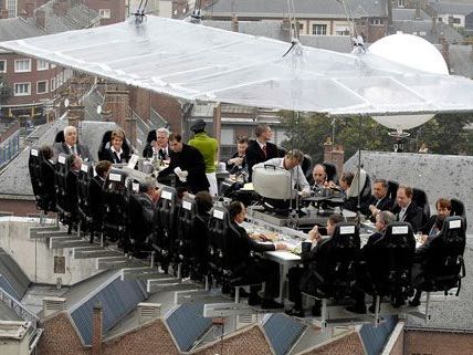 Beim Dinner in the Sky wird in 50m über der Kaiserwiese im Prater gespeist. Beim Dinner in the Sky wird in 50m über der Kaiserwiese im Prater gespeist.