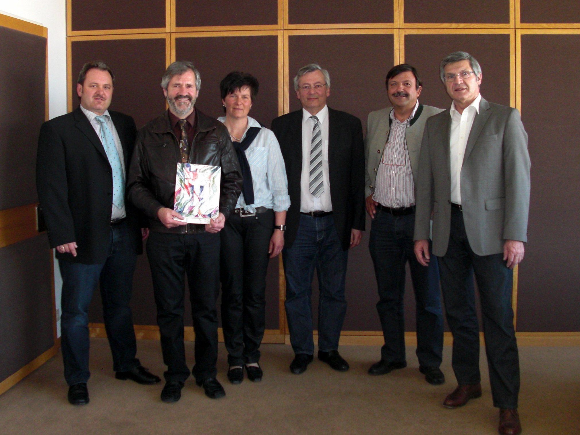 Im Büro von Landesrat Stemer erhielt der neue Direktor der LBS Dornbirn 1, Günther Ritter, sein Ernennungsdekret. Im Bild v.l.: Alfred Pratzer (Schulabteilung), Günther Ritter mit Gattin Marianne, Andreas Meusburger (Leiter Schulabteilung), LSI Winsauer, LR Stemer. Im Büro von Landesrat Stemer erhielt der neue Direktor der LBS Dornbirn 1, Günther Ritter, sein Ernennungsdekret. Im Bild v.l.: Alfred Pratzer (Schulabteilung), Günther Ritter mit Gattin Marianne, Andreas Meusburger (Leiter Schulabteilung), LSI Winsauer, LR Stemer.