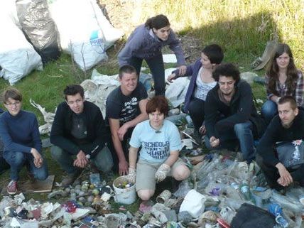 Jugendliche der WWF-Jugendgruppe sammelten am Samstag Müll am Donauufer. Jugendliche der WWF-Jugendgruppe sammelten am Samstag Müll am Donauufer.