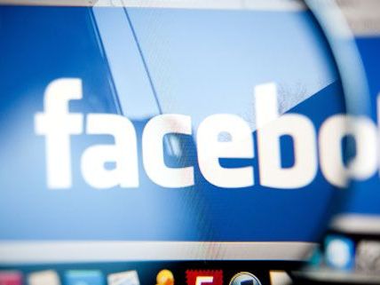 Polizisten sollen 12-jährigen Schülern erklären, wie sie mit Facebook und Co umgehen sollen. Polizisten sollen 12-jährigen Schülern erklären, wie sie mit Facebook und Co umgehen sollen.
