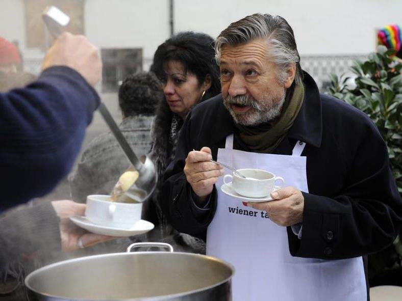 Heinz Holecek bei 'Suppe mit Sinn' für die Wiener Tafel im Jahr 2011. Heinz Holecek bei 'Suppe mit Sinn' für die Wiener Tafel im Jahr 2011.