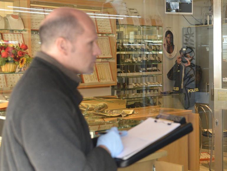 Jetzt läuft die Fahndung nach dem Überfall auf den Juwelier in Margareten Jetzt läuft die Fahndung nach dem Überfall auf den Juwelier in Margareten