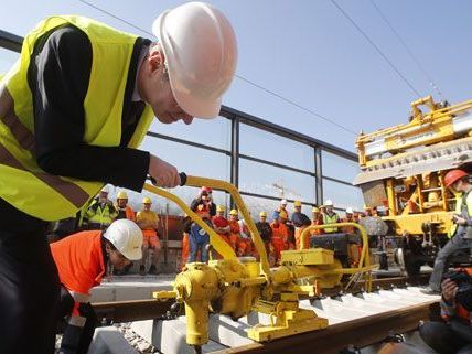 Am Mittwoch wurde am Wiener Hauptbahnhof der Gleislückenschluss zwischen Süd- und Ostbahn vorgenommen. Am Mittwoch wurde am Wiener Hauptbahnhof der Gleislückenschluss zwischen Süd- und Ostbahn vorgenommen.