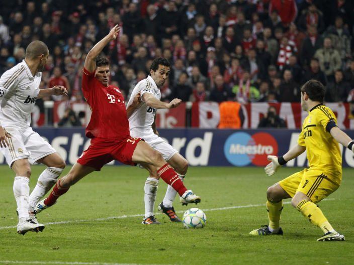 Mario Gomez lässt die Bayern weiter hoffen.