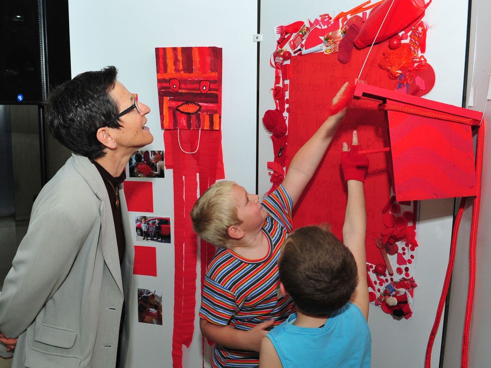Die Kinder der Volksschule Bregenz-Fluh haben sich fächerübergreifend und in vielfältiger Weise mit diesem Thema beschäftigt, etwa mit der Herstellung selbstgebastelter Lernmaterialien. Für Landesrätin Schmid ist das Projekt beispielgebend, denn Fairness, Toleranz, Gerechtigkeit, Ehrlichkeit und Respekt sind unverzichtbare Grundsätze des gesellschaftlichen Miteinanders. Die Kinder der Volksschule Bregenz-Fluh haben sich fächerübergreifend und in vielfältiger Weise mit diesem Thema beschäftigt, etwa mit der Herstellung selbstgebastelter Lernmaterialien. Für Landesrätin Schmid ist das Projekt beispielgebend, denn Fairness, Toleranz, Gerechtigkeit, Ehrlichkeit und Respekt sind unverzichtbare Grundsätze des gesellschaftlichen Miteinanders.