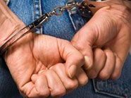 Zwei aufmerksame Passanten hielten zwei Kellereinbrecher fest, bis die Polizei kam. Zwei aufmerksame Passanten hielten zwei Kellereinbrecher fest, bis die Polizei kam.