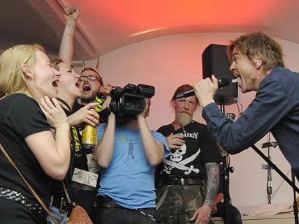 Campino und Co. hautnah: Die Fans feierten auf engstem Raum mit den Toten Hosen. Campino und Co. hautnah: Die Fans feierten auf engstem Raum mit den Toten Hosen.