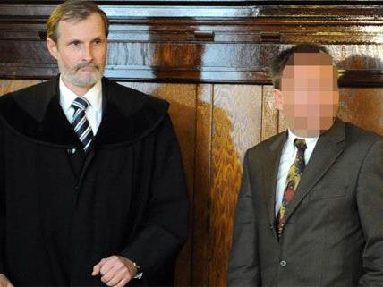 Der Angeklagte und vom Dienst suspendierte Wiener Chefinspektor (r.) mit seinem Verteidiger Andreas Duensing.