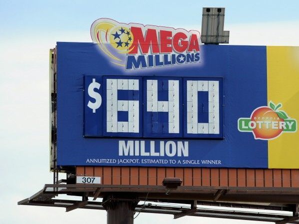 Rekordgewinn von 656 Millionen Dollar verteilt sich auf drei Lose. Rekordgewinn von 656 Millionen Dollar verteilt sich auf drei Lose.