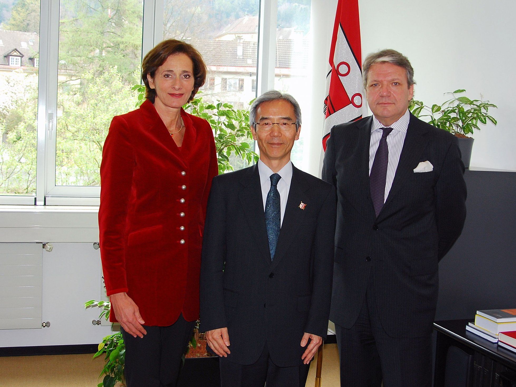 Japans Botschafter Shigeo Iwatani traf sich mit Landtagspräsidentin Bernadette Mennel zu einem Informationsgespräch (im Bild v.l.: LTP Bernadette Mennel, Botschafter Shigeo Iwatani und Honorarkonsul Leo Peter Exner). Japans Botschafter Shigeo Iwatani traf sich mit Landtagspräsidentin Bernadette Mennel zu einem Informationsgespräch (im Bild v.l.: LTP Bernadette Mennel, Botschafter Shigeo Iwatani und Honorarkonsul Leo Peter Exner).