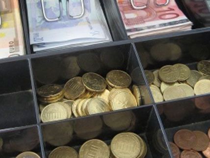 Am Montagabend wurde ein Lebensmittelsgeschäft in Favoriten ausgeraubt, der Täter flüchtete mit Bargeld aus der Kasse. Am Montagabend wurde ein Lebensmittelsgeschäft in Favoriten ausgeraubt, der Täter flüchtete mit Bargeld aus der Kasse.