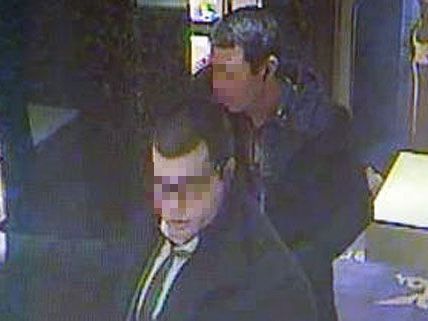 Der gesuchte Nikola B. (vorne mit Brille) beim Überfall des Juweliers Kornmesser in Wien Der gesuchte Nikola B. (vorne mit Brille) beim Überfall des Juweliers Kornmesser in Wien