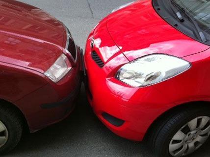 Bei der Parkplatzsuche in Wien ist Kreativität gefragt: Lack an Lack geht es sich auf den Milimeter genau aus.