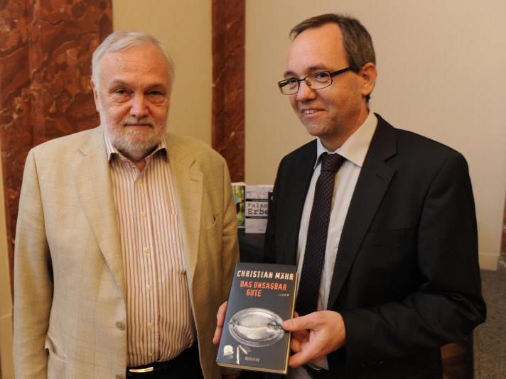 Der neue Literaturpreisträger Christian Mähr gestern Abend mit Günter Wohlgenannt, Gremialvorsteher des Buchhandels