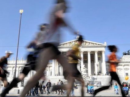 Mit 35.825 Teilnehmern beim Vienna City Marathon wurde ein neuer Rekord aufgestellt. Mit 35.825 Teilnehmern beim Vienna City Marathon wurde ein neuer Rekord aufgestellt.
