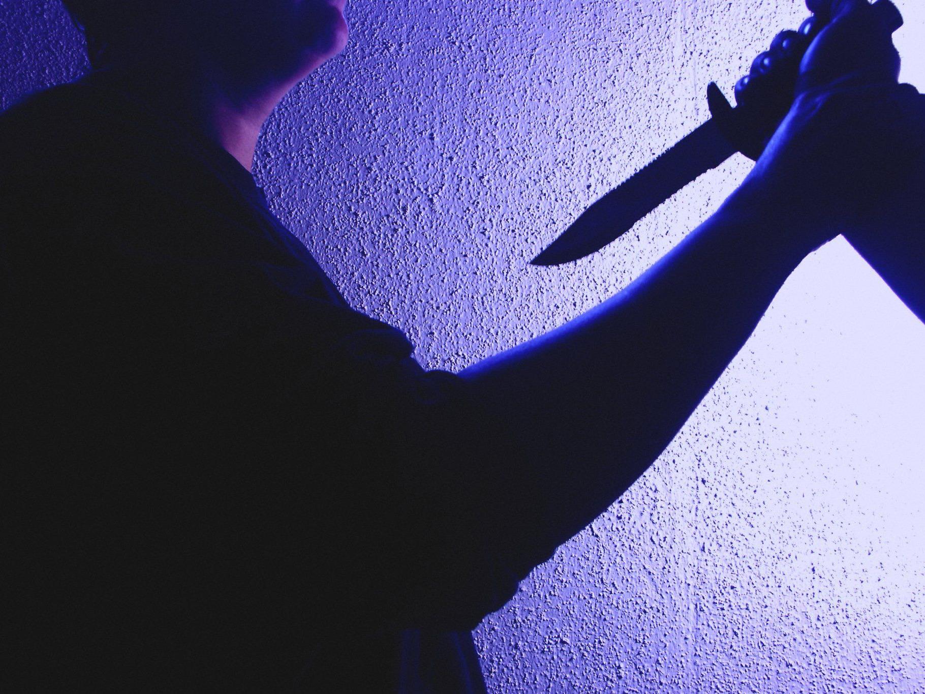 Der vorerst unbekannte Täter zückte das Messer und rammte es dem 18-Jährigen in den Bauch.