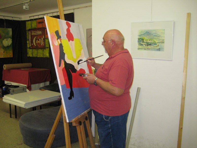 Konzentriert arbeitet Gerhard Montibeller an seinem Kunstwerk Konzentriert arbeitet Gerhard Montibeller an seinem Kunstwerk
