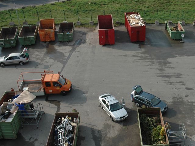 Nicht mehr nur auf den Mistplätzen können Problemstoffe abgegeben werden, sondern auch bei flexiblen Fahrzeugen Nicht mehr nur auf den Mistplätzen können Problemstoffe abgegeben werden, sondern auch bei flexiblen Fahrzeugen