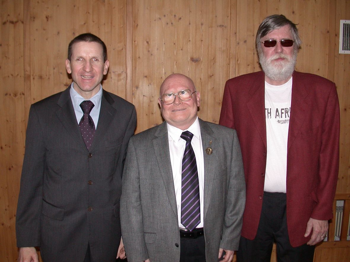 Neo-Obmann Karlheinz Ritter mit Vorgänger Manfred Schuler und Vizeobmann Dieter Wolter. Neo-Obmann Karlheinz Ritter mit Vorgänger Manfred Schuler und Vizeobmann Dieter Wolter.