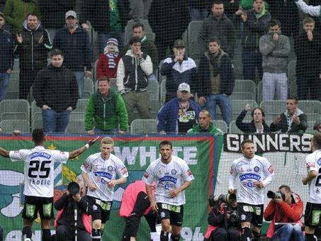 Rubin Okotie provozierte Rapid-Anhänger beim Torjubel am Sonntag und wurde von einem Fan attackiert. Rubin Okotie provozierte Rapid-Anhänger beim Torjubel am Sonntag und wurde von einem Fan attackiert.