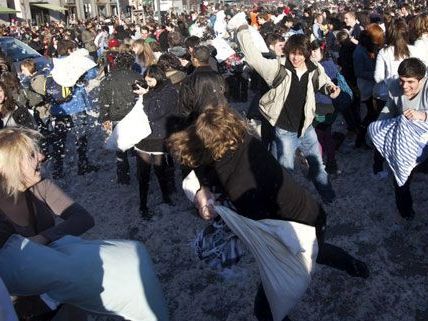 So wie hier in Berlin werden am Samstag auch in Wien die Fetzen fliegen - beim International Pillow Fight Day. So wie hier in Berlin werden am Samstag auch in Wien die Fetzen fliegen - beim International Pillow Fight Day.