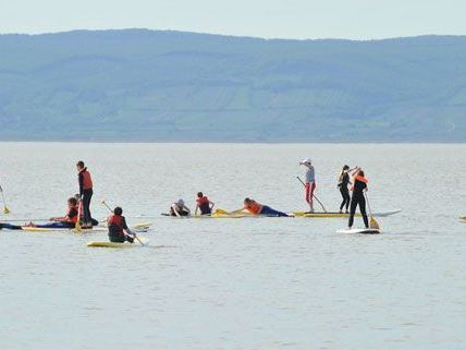 Die ersten Surfer bereiteten sich bereits am Donnerstag auf den Surfworldcup Podersdorf 2012 vor.