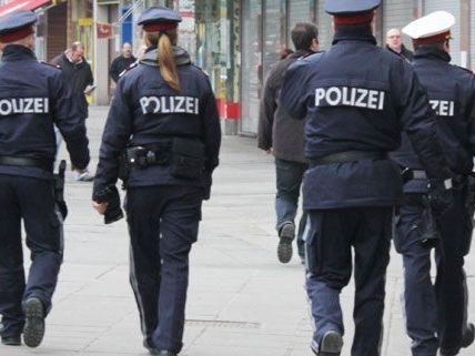 Ein Polizist hinderte am Dienstagabend einen Mann daran vom Dach zu springen und rettete ihm so das Leben.