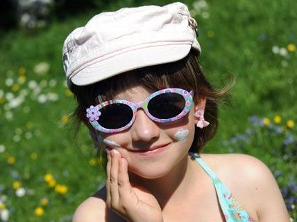 Der VKI hat Kindersonnenbrillen getestet und festgestellt: Der Preis sagt nichts über die Qualität.
