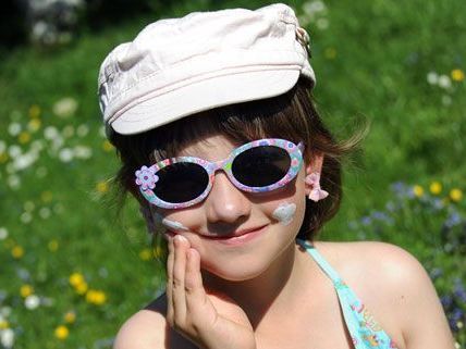 Der VKI hat Kindersonnenbrillen getestet und festgestellt: Der Preis sagt nichts über die Qualität. Der VKI hat Kindersonnenbrillen getestet und festgestellt: Der Preis sagt nichts über die Qualität.
