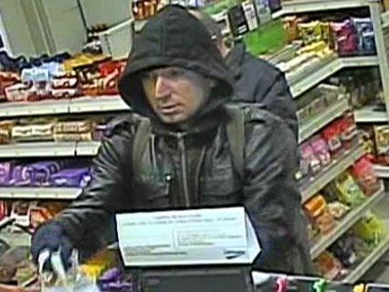 Die Polizei sucht diesen Mann, der am 20. März eine Tankstelle in Favoriten ausgeraubt haben soll. Die Polizei sucht diesen Mann, der am 20. März eine Tankstelle in Favoriten ausgeraubt haben soll.