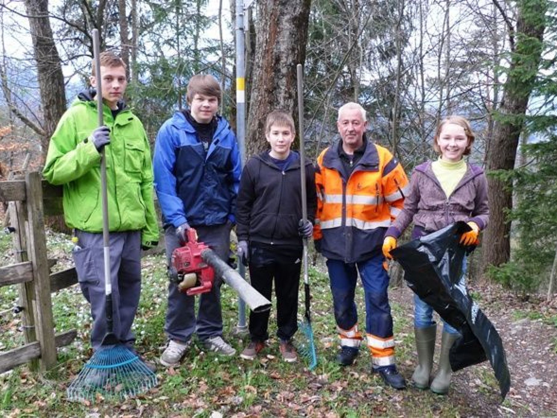 Freiwillige Helfer im Einsatz bei einem Wanderweg in Suldis. Freiwillige Helfer im Einsatz bei einem Wanderweg in Suldis.