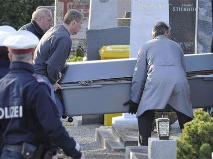 Der im Oktober 2010 verstorbene und am Gumpoldskirchner Friedhof begrabene Wiener Herbert A. (68) wurde am Mittwoch, 4. April 2012, im Zusammenhang mit den zwei ungeklärten Todesfällen in Wien und NÖ, exhumiert.
