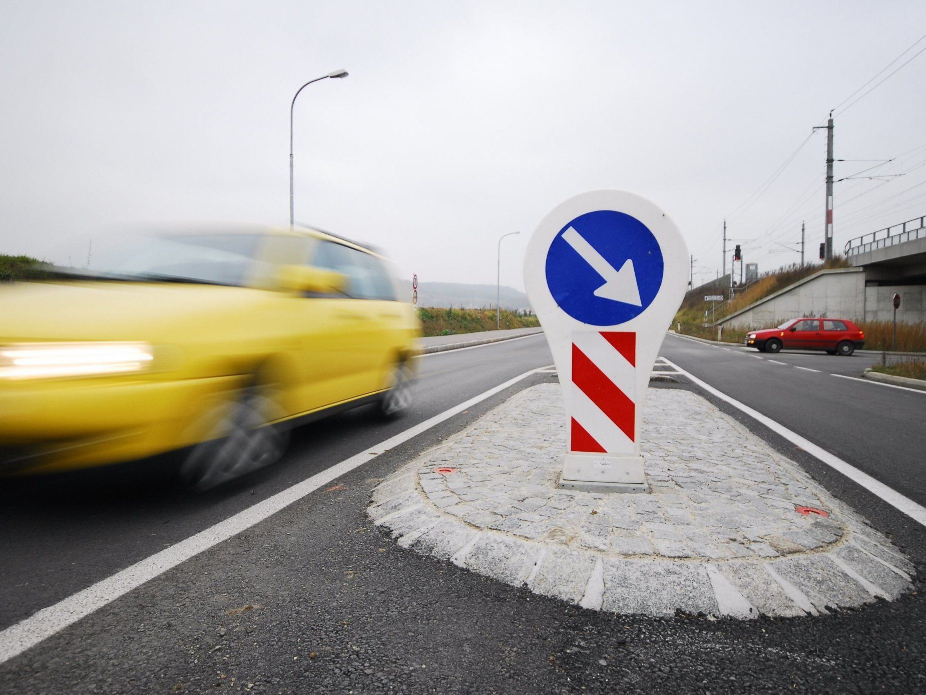 Der Pkw prallte zuvor gegen die Verkehrsinsel. Der Pkw prallte zuvor gegen die Verkehrsinsel.