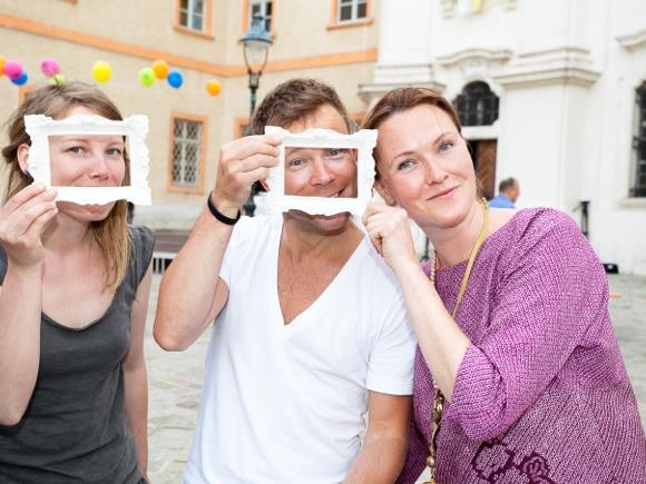 von links nach rechts: Künstlerin Bernadette Hahnekamp; Comedian Mathias Schlung; Projekt-Initiatorin Eva - Maria Hofstätter