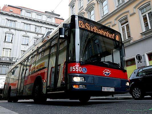 Ein Bus der Linie 13A fährt in die Kreuzung Ziegelofengasse und Margaretenplatz in Wien ein, wo der Unfall geschah